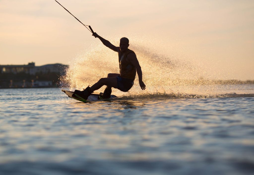 Wakeboard: Το θεαματικό θαλάσσιο άθλημα που κερδίζει όλο και περισσότερους λάτρεις της αδρεναλίνης