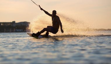 Wakeboard: Το θεαματικό θαλάσσιο άθλημα που κερδίζει όλο και περισσότερους λάτρεις της αδρεναλίνης