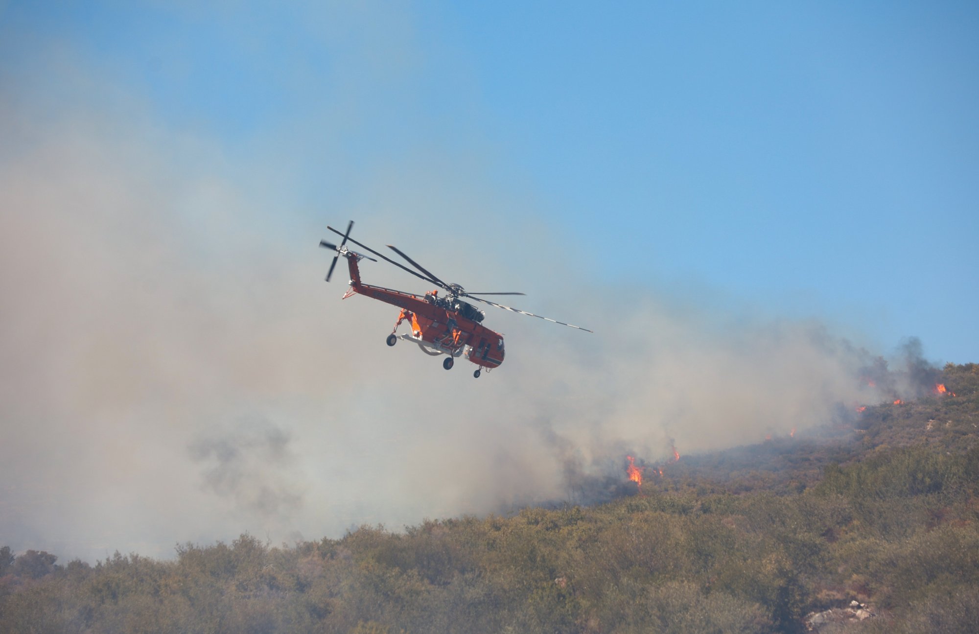 Θεσσαλονίκη: Φωτιά κοντά σε σπίτια στην περιοχή Νέα Κερασιά – Επιχειρούν και εναέρια μέσα