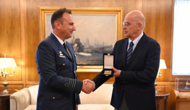 Ο Ν.Δένδιας βράβευσε τον πιλότο που έκανε την αναγκαστική προσγείωση του φλεγόμενου F-16 στη Ζάκυνθο (φωτο)