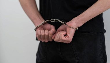 Αναστάτωση σε μπαρ της Κρήτης: Συνελήφθη 20χρονος φαντάρος που είχε μεθύσει και απείλησε με όπλο τον ιδιοκτήτη
