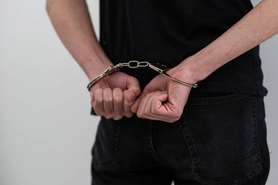 Αναστάτωση σε μπαρ της Κρήτης: Συνελήφθη 20χρονος φαντάρος που είχε μεθύσει και απείλησε με όπλο τον ιδιοκτήτη