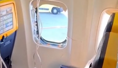 «Τον τραβούσαμε τρία άτομα για να μην βγει έξω από το αεροπλάνο»: Συγκλονίζει η σύζυγος του επιβάτη της Ryanair