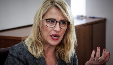 Ρένα Δούρου: Ανακοίνωσε την πρόθεσή της να είναι υποψήφια για την ηγεσία του ΣΥΡΙΖΑ