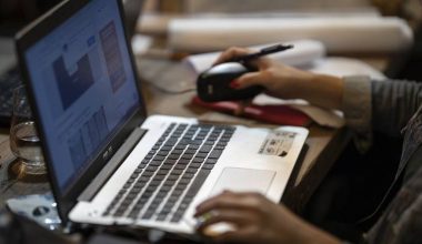 Άφησε τον υπολογιστή ανοιχτό για 309 ώρες και ζήτησε υπερωρίες – Η απόφαση του δικαστηρίου