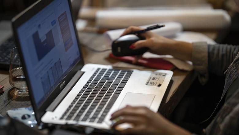 Άφησε τον υπολογιστή ανοιχτό για 309 ώρες και ζήτησε υπερωρίες – Η απόφαση του δικαστηρίου