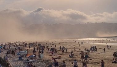 Γαλλία: «Σύννεφο-τσουνάμι» σάρωσε παραλία – Τουρίστες εγκατέλειψαν άρον άρον την ακτή (βίντεο)