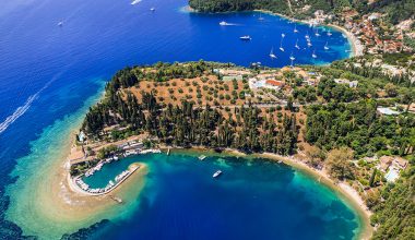 Καλάμι Κέρκυρας: Η παραλία που ενέπνευσε τον Λώρενς Ντάρελ και «μαγεύει» τους επισκέπτες