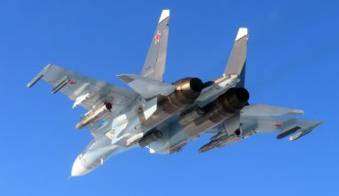 Εντυπωσιακά πλάνα στη Χερσώνα: Yπερ-βόμβα 3.000 κιλών έπεσε σαν αστραπή από Su-30 & διέλυσε τους Ουκρανούς (βίντεο)