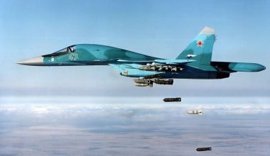 Ρωσικό Su-34 «σήκωσε» στον αέρα κτίριο με Ουκρανούς στρατιώτες κοντά στην Ντομπροπίλια – Δείτε το βίντεο