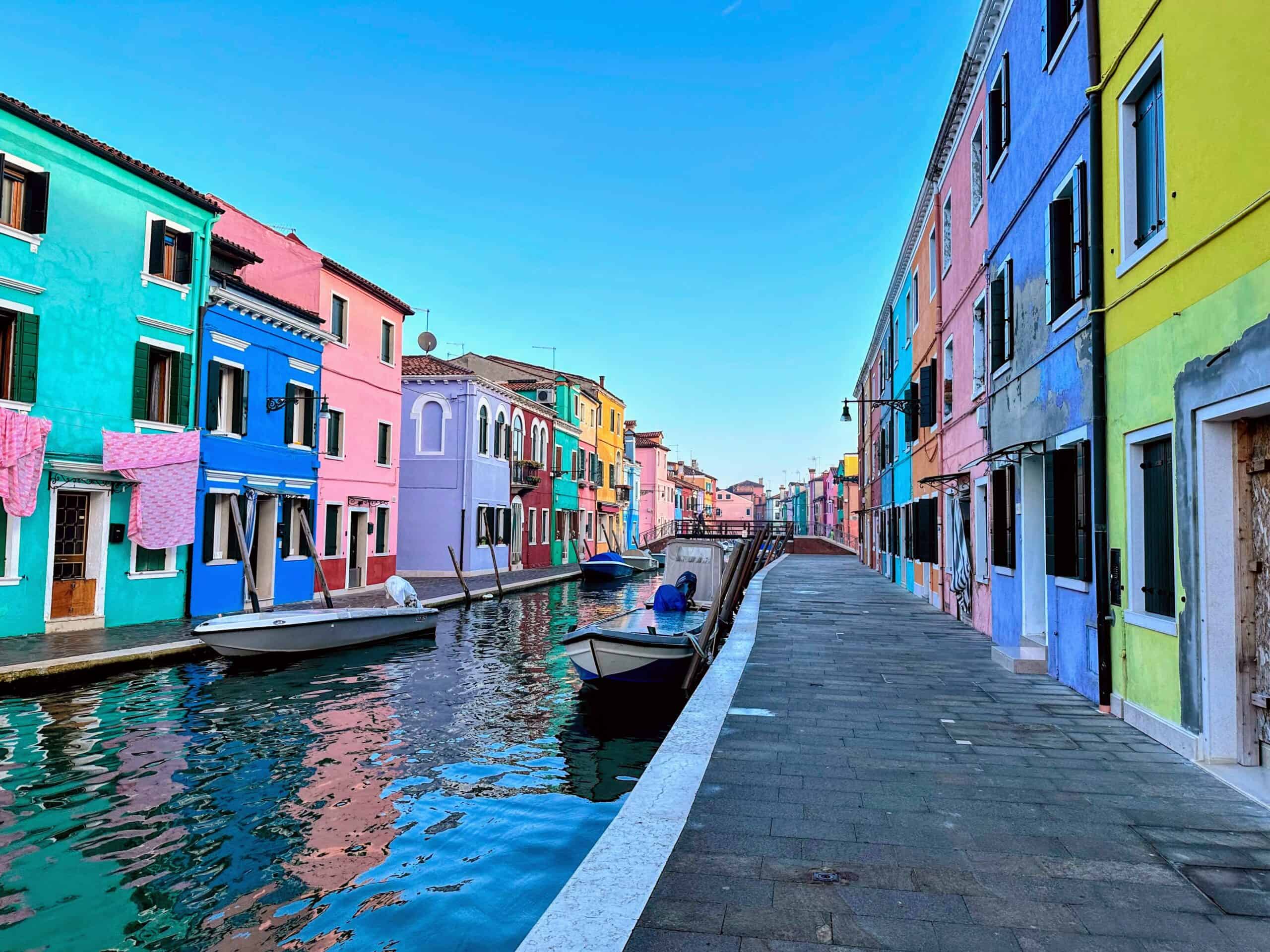 Burano: Το νησί των χρωμάτων που μοιάζει με ζωγραφιά (βίντεο)