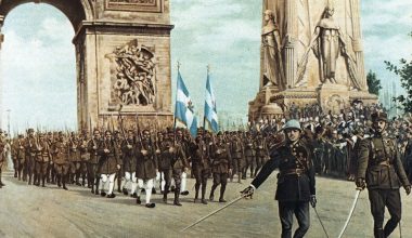 Σαν σήμερα: Όταν το ελληνικό στρατιωτικό άγημα προκάλεσε «ρίγη» στη μεγαλειώδη Παρέλαση της Νίκης στο Παρίσι