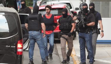 Προφυλακιστέοι οι δύο συλληφθέντες για τον εμπρησμό στην Marfin – Oι κατηγορίες που τους απαγγέλθηκαν