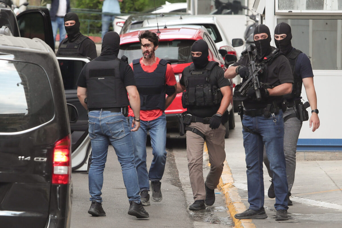 Προφυλακιστέοι οι δύο συλληφθέντες για τον εμπρησμό στην Marfin – Oι κατηγορίες που τους απαγγέλθηκαν
