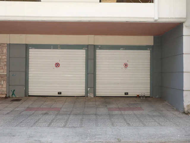 Ζευγάρι εντοπίστηκε νεκρό στον Πειραιά μέσα σε αυτοκίνητο που ήταν σταθμευμένο στο γκαράζ του σπιτιού του!