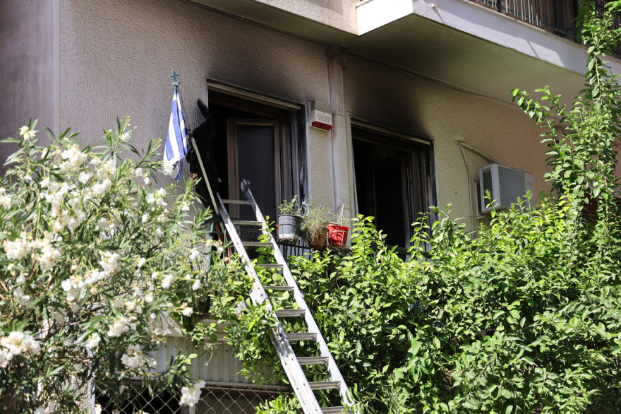 Φωτιά σε διαμέρισμα στα Πατήσια: Nεκρή μία ηλικιωμένη – Σε κρίσιμη κατάσταση ο σύζυγός της (upd)
