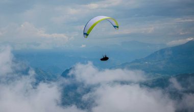 Paragliding: Η εμπειρία που κάνει τον άνθρωπο να νιώθει ότι πετά πάνω από τη Γη