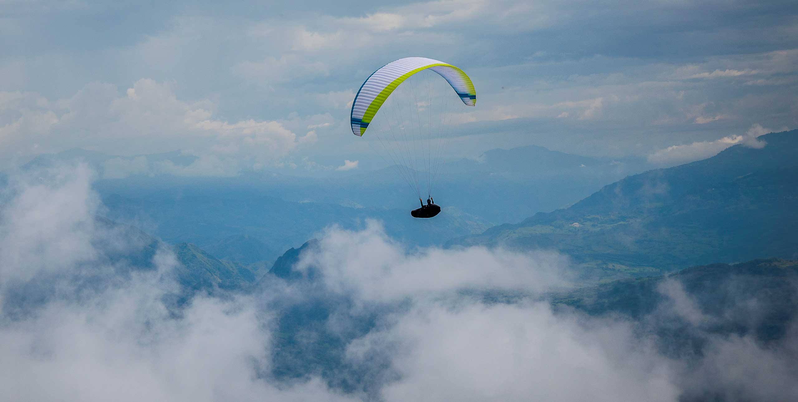 Paragliding: Η εμπειρία που κάνει τον άνθρωπο να νιώθει ότι πετά πάνω από τη Γη