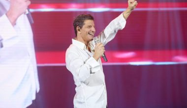 «Ατύχημα» για τον Σ.Ρουβά πάνω στην σκηνή: Η στιγμή που σκίζεται το παντελόνι του ενώ χορεύει (βίντεο)