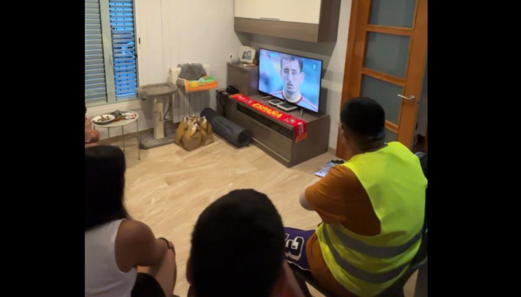 Ο διανομέας που έγινε viral: Παρέδωσε παραγγελία και είδε το πέναλτι της Ισπανίας από το σαλόνι πελάτη (φώτο)