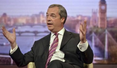 Βρετανία: Χειροπέδες σε άνδρα που απείλησε να πυροβολήσει τον Ν.Φάρατζ