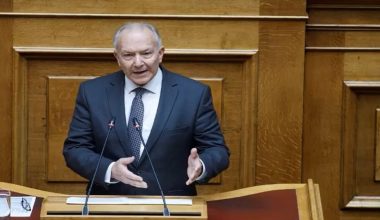Ο υφ.Στέφανος Γκίκας αποκάλυψε γιατί φοράει δύο ρολόγια: «Αν με παίρνει ο υπουργός πρέπει να το σηκώσω»
