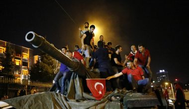 10 χρόνια από την αποτυχημένη απόπειρα πραξικοπήματος στην Τουρκία: Το «φάντασμα» της FETÖ και η εκκαθάριση