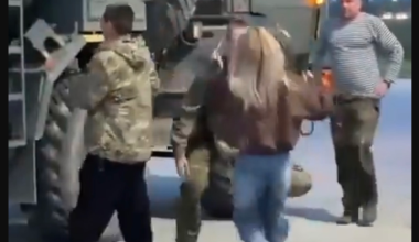 Βίντεο: Ρωσίδα καλλονή «πέφτει» στην αγκαλιά του συντρόφου της που γύρισε από τον ρωσοουκρανικό πόλεμο