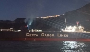 Σαντορίνη: Εμπορικό πλοίο δίνει «μάχη» να δέσει στο λιμάνι Αθηνιού μετά από πρόβλημα με την άγκυρά του