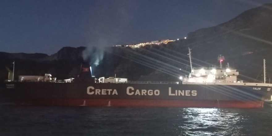 Σαντορίνη: Εμπορικό πλοίο δίνει «μάχη» να δέσει στο λιμάνι Αθηνιού μετά από πρόβλημα με την άγκυρά του