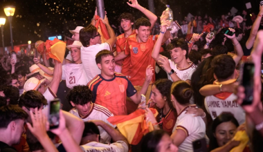Ισπανία: Νύχτα πανηγυρισμών στη Μαδρίτη μετά την πρόκριση στον τελικό του Μουντιάλ (φώτο-βίντεο)