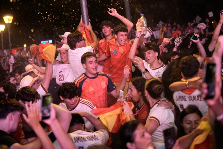 Ισπανία: Νύχτα πανηγυρισμών στη Μαδρίτη μετά την πρόκριση στον τελικό του Μουντιάλ (φώτο-βίντεο)