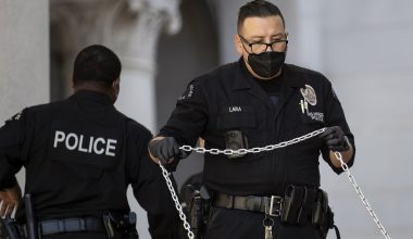 Λος Άντζελες: Καταζητούμενος προσπάθησε να ξεφύγει πηδώντας στην θάλασσα αλλά συνελήφθη από ναυαγοσώστες (βίντεο)