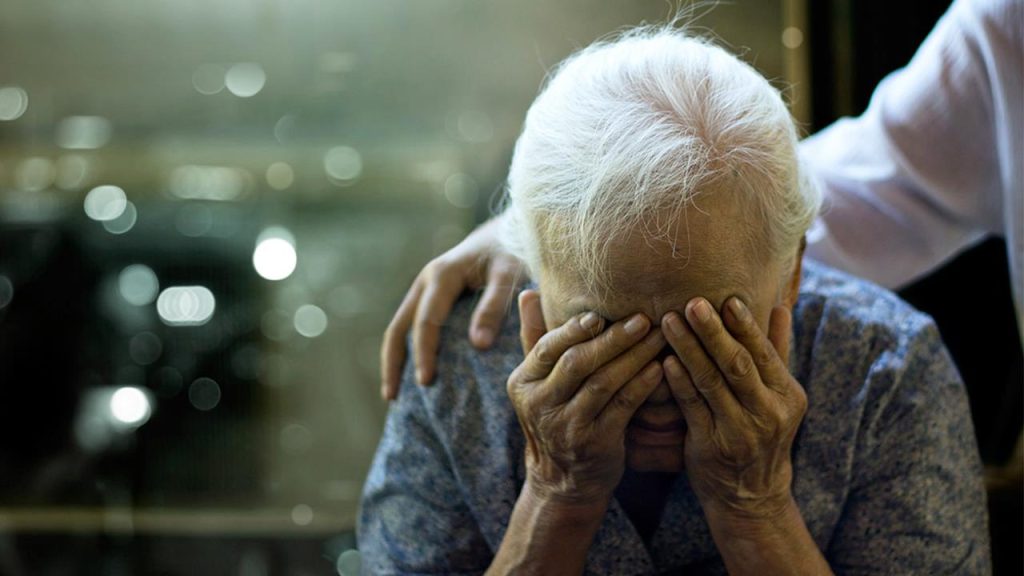 Εγκαταλελειμμένη στο νοσοκομείο – Η ηλικιωμένη με άνοια στον Βόλο που κανείς δεν αναλαμβάνει να φροντίσει