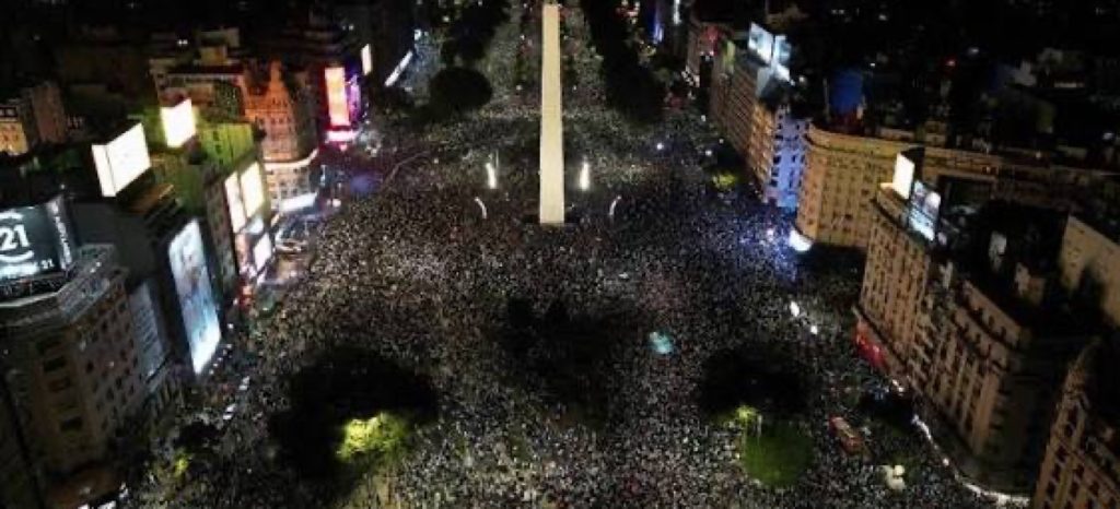 «Κάηκε» το Μπουένος Άιρες για τον Λ.Μέσι και την παρέα του – Απίθανες εικόνες μετά την πρόκριση (βίντεο)