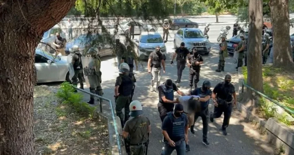 Εκτεταμένη έρευνα της Αντιτρομοκρατικής στο σπίτι του 25χρονου που συνελήφθη για την υπόθεση της Β.Νέστορα