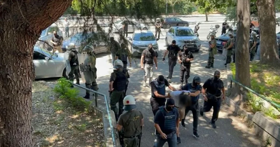 Εκτεταμένη έρευνα της Αντιτρομοκρατικής στο σπίτι του 25χρονου που συνελήφθη για την υπόθεση της Β.Νέστορα