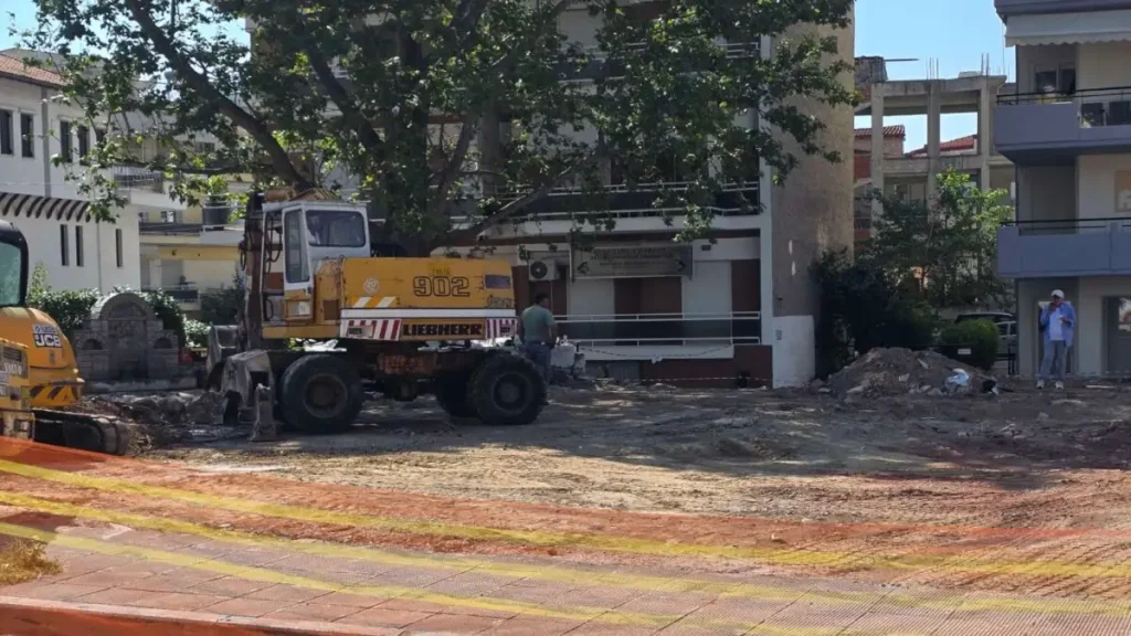 Κοζάνη: Βρέθηκαν οστά και βυζαντινά ευρήματα κατά την ανακατασκευή πλατείας
