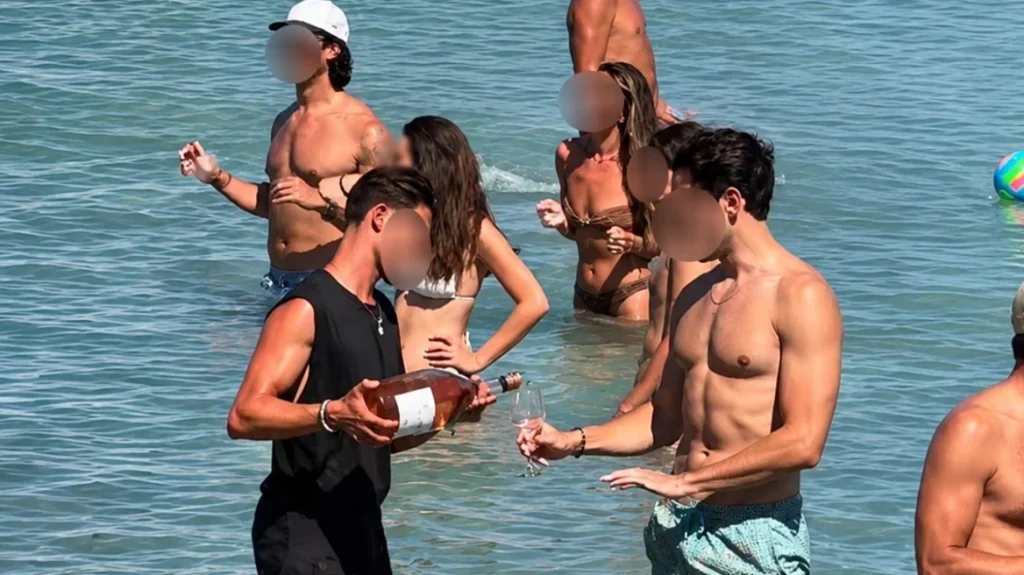 Πάρος: Οργή προκάλεσε βίντεο που δείχνει σερβιτόρο να γεμίζει ποτήρια πελατών μέσα στη θάλασσα!