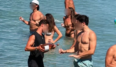 Πάρος: Οργή προκάλεσε βίντεο που δείχνει σερβιτόρο να γεμίζει ποτήρια πελατών μέσα στη θάλασσα!