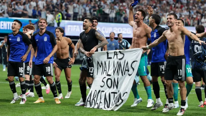 Μουντιάλ 2026: Η Αργεντινή κινδυνεύει με τιμωρία από τη FIFA για το πανό με τις Μαλβίνες (βίντεο)