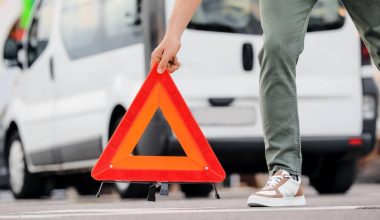 Τέλος στο προειδοποιητικό τρίγωνο των αυτοκινήτων; – Η Ευρώπη το αντικαθιστά με νέο σύστημα ασφαλείας