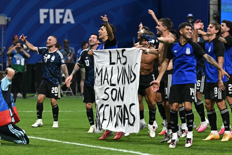 Η FIFA ερευνά το πανό της Αργεντινής για τα Φώκλαντ