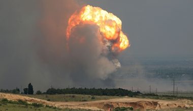 Ουκρανία: Ανακοίνωσε ότι κτύπησε διυλιστήριο στη Ρωσία και πλοίο στη  Μαύρη Θάλασσα