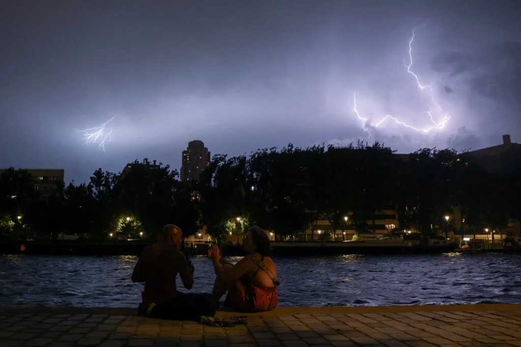 Ισχυρές καταιγίδες πλήττουν την Γαλλία μετά τον παρατεταμένο καύσωνα: Τουλάχιστον δύο νεκροί (βίντεο)