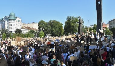 Λαοθάλασσα Ουκρανών στο Κίεβο με επίθεση στην κυβέρνηση Ζελένσκι: «Διώξτε τον Ο.Σίρσκι – Είναι ανίκανος»
