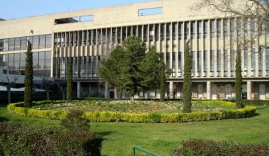 Ένταση στο ΑΠΘ: Συγγενείς φοιτητών έμειναν εκτός ορκωμοσίας λόγω QR πρόσκλησης (βίντεο)