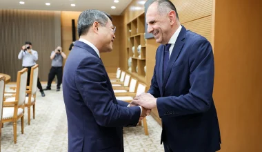 Ο Γ.Γεραπετρίτης είχε συνάντηση με τον πρωθυπουργό του Βιετνάμ στο Ανόι – Τι συζητήθηκε μεταξύ τους