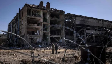Βίντεο: Οι Ουκρανοί δείχνουν τι απέμεινε στο εργοστάσιο Βιζάρ του Κιέβου μετά την «βροχή» βαλλιστικών πυραύλων