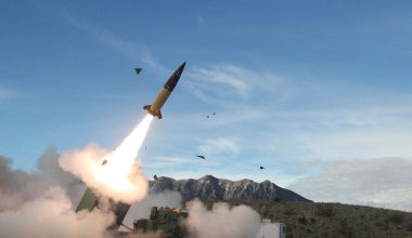Iρανικά drones κατέστρεψαν αμερικανικό εκτοξευτή πυραύλων ATACMS στο Κουβέιτ: Δείτε βίντεο